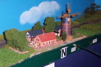Eine Ansicht der Windmühle Dörrwalde, jetzt mit angetriebenen Flügeln