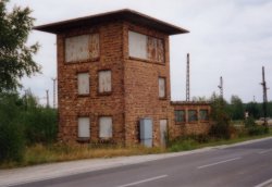 Stellwerk 63 der Kohlebahn an der Ortsverbindungsstrasse von Schipkau nach Kostebrau, Okt. 2000