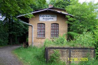 Blick auf Laderampe und Güterschuppen