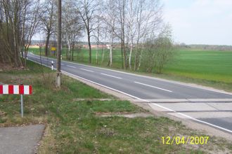 Anschlussgleis kreuzt Straße östlich Lichterfeld